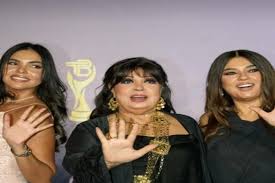 بالأسود.. فيفي عبده تتألق مع ابنتيها في حفل «ذا بيست»