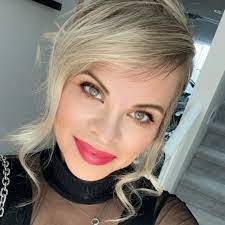 Jane Perron's Instagram, Twitter & Facebook