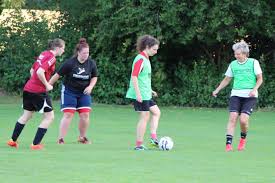 Warum stellt er seinen freunden diese frau vor? 3 Frauen Sg Puma Sparta Sparta Gottingen E V