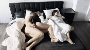 Sabah uyandığımda eşimin arkadaşı yanımızdaydı ve sikimden nasibini aldı  Porno 7DAK farkıyla izle