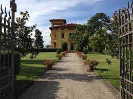 Ingresso Giardino Con Hotel Sullo Sfondo Picture Of Villa Moorings Hotel Barga Tripadvisor