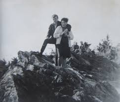 Třináctidílný seriál, kterým společnost hbo europe pokračuje ve vlastní české hrané tvorbě, režíroval jan hřebejk. Miroslav Vanek 1946