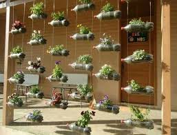 Jardinieres En Bouteille Plastique De La Recup Utile Et Economique Idees Jardin Jardins Verticaux Jardins
