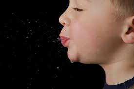 Erzieherin soll Schüler zu Spuckattacke aufgefordert haben