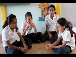 Los juegos tradicionales de ecuador han sido adoptados como propios y son parte del movimiento latinoamericano que integra a los pueblos en base a la como has podido notar el trompo es uno de los juegos mas populares que se ven en américa latina y costa rica no es la excepción, este país. Juegos Tradicionales Escuela San Martin Costa Rica Wmv Youtube