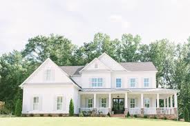One of the best exterior paint colour idea is to avoid black and other dark colours. The Best Exterior Paint Colors For Farmhouses Southern Living