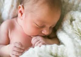 Quando il neonato perde capelli durante i primi mesi di vita, questo non deve allarmare: Primi Giorni Del Neonato 6 Cose Da Sapere Per Viverli Serenamente