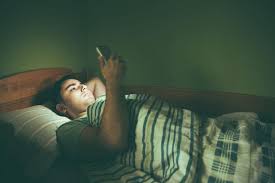 Tidur di sofa sebaiknya dihindari apabila anda sedang susah tidur. Alasan Mengapa Anda Tidak Perlu Tidur Dengan Telefon Anda