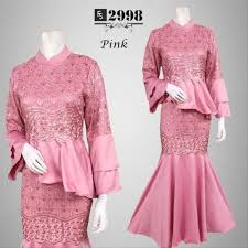 Baju brokat yang satu ini merupakan rok terusan panjang, dengan model putri duyung yang agak mengembang di bagian bawahnya. Model Gamis Brokat Duyung Terbaru Nusagates