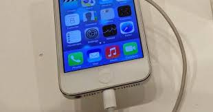 Saat handphone kamu dalam keadaan mati dan ingin dicharge, namun saat disambungkan ke kabel handphone kamu tidak bisa menyala sama sekali atau mati total. 2 Sebab Kenapa Caj Bateri Handphone Lambat Penuh