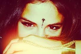 Selena gomez singing justin bieber's new song yummy live on her instagram. Selena Gomez Wears Bindi In New Instagram Photo Upi Com