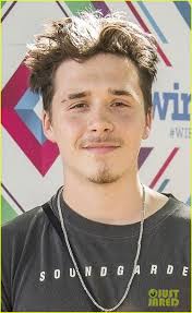 The player is seen with various facial hairstyles from shortly trimmed beard to a full beard. Brooklyn Beckham Hangs Out At Wireless Festival 2018 Photo 4111712 Brooklyn Beckham Pictures Just Jared