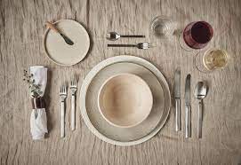 de vorken links messen rechts en de lepels eh hoe moet het ook alweer precies met deze handige tips dek je de tafel zoals het hoort tafel handige tips dek