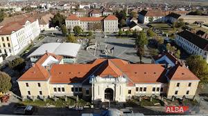 Cele două etaje cu peste 100 de încăperi ale clădirii au fost folosite ca pavilion de locuinţe pentru ofiţeri. Sala Unirii Din Alba Iulia DeschisÄƒ Pentru Public Doar De 1 Decembrie Se Va Deschide Pentru Vizitare Din VarÄƒ Alba24