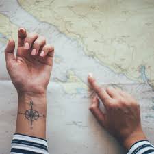 Kurz gesagt steht feuer für energie, wasser für gefühle, luft für. Koordinaten Tattoo Bedeutung Und Ideen Brigitte De