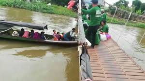 Klotok jamaah haul ke 15 / warning truk dilarang b. Jamaah Haul Guru Sekumpul Via Sungai Diminta Berhati Hati Jejakrekam Com