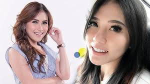 Punya Selera Fashion Sama, Begini Gaya Ayu Ting Ting dan Via Vallen Saat  Pakai Dress Harga Ratusan Ribu