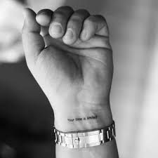 80 Frases Para Tatuajes Cortas En Espanol Ingles Latin Recopilacion de frases para tatuar en ingles con su significado en castellano tanto para hombres como para mujeres, cortas y largas, y de (nunca una victima, siempre una luchadora). 80 frases para tatuajes cortas en