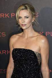 Watching charlize theron fight has become one of the singular pleasures of contemporary. Charlize Theron Wie Ihre Mutter Gerda Ihren Vater Charles Jacobus Theron Erschoss Express De