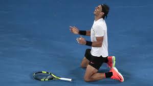 فجر اليوناني ستيفانوس تسيتسيباس، مفاجأة من العيار الثقيل، بإطاحته بالنجم الإسباني رافائيل نادال، من الدور ربع النهائي لبطولة أستراليا المفتوحة للتنس. Ù„Ù‚Ø¨ Ø¨Ø·ÙˆÙ„Ø© Ø£Ø³ØªØ±Ø§Ù„ÙŠØ§ Ø¨ÙŠÙ† Ø§Ù„Ù…Ø§ØªØ§Ø¯ÙˆØ± Ù†Ø§Ø¯Ø§Ù„ ÙˆØ§Ù„Ù…Ø§ÙŠØ³ØªØ±Ùˆ ÙÙŠØ¯Ø±Ø± Rt Arabic