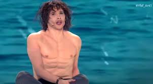 Η κατερίνα στικούδη κατάφερε με την μεταμφίεση της να αφήσει άφωνους τους κριτές. Yfsf Katerina Stikoydh Agnwristh Ws James Blunt Youthspot