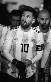 Si argentina no había hecho méritos para ponerse a ganar, nada pudo protestar cuando alexis sánchez, veterano y movedizo, empató el partido tras una cesión de gary medel en una jugada de pelota parada. Messi Argentina Seleccion Fotos De Messi Fotos De Lionel Messi Messi