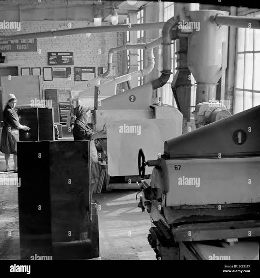 1950s factory workers hi-res stock photography and images - Alamy