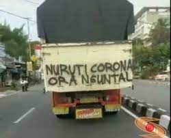 Tulisan di belakang truk memang selalu jadi pusat perhatian saat di jalan raya. Tulisan Bokong Truk Nuruti Corona Anak Bojo Ora Mangan Setia1heri Com
