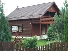 Ca să ajungi la ea, trebuie să treci peste un pod îngust. Cabana De Munte Muntele Baisorii Jud Cluj Acoperis Tigla Metalica