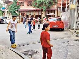 Que los niños vuelvan a jugar en la calle hará más seguras las ciudades . Porque Es Peligroso Jugar En La Calle Y En Las Vias Publicas No Se Debe Jugar En La Calle