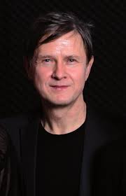 Die Pianistin Sabine Simon unterrich- tet seit 2005 Klavier an der Akade-  mie für Tonkunst in Darmstadt. Das Klavierspiel lernt