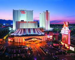 Circus Circus Hotel And Adventure Dome Theme Park Bring The Fun Of The World S Largest Pe Hotel Casino Las Vegas Las Vegas Hotels Circus Circus Hotel Las Vegas