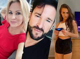 Beide frauen haben sich schick gemacht und lächeln in die kamera. Michael Wendler In Der Krawall Familie Fliegen Die Fetzen Schlager De