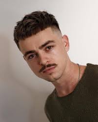 Degrade Court Hommes Avec Moustache Coiffure Homme Court Cheveux Courts Homme Coiffure Homme