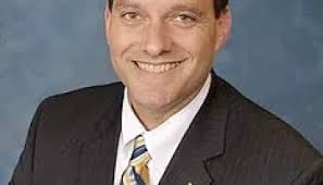 Fiscal del Condado Oculta Que su Esposa Trabaja Para Una Firma  Políticamente Conectada