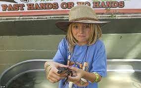 Her Face Says It All Miniature Animal Lovers Can T Hide Their Fear Of The Cute And Cuddly New Born Alligators At Florida Fest Daily Mail Online