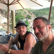 Melamar dengan Flashmob, Marc Jacobs Resmi Tunangan dengan Kekasihnya