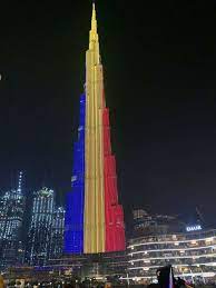 Este atât de înalt încăt se spune că poate fi văzut de la 95 de kilometri distanţă. Cea Mai Inalta Cladire Turn Din Lume Burj Khalifa Iluminata In Culorile Steagului Romaniei