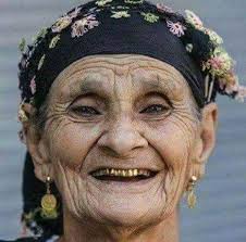 واحدة عجوزة راحت تشهد في المحكمة.. قعدت على منصة الشهود.. قام وكيل النيابه  وقالها :سيدتي..هل تعرفين من انا؟ فقالت : طبعا يا ابني يا ابو رياله انت ابن  خيرية الهبلة.. الله