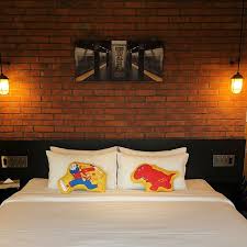 終於熬過這個月了會心一笑是入住7d 鬍子大叔主題客房的旅客第一個反應床上的兩個造型抱枕像極了他們平日在工作上被暴龍專案追趕的模樣於是帶著奮力一搏的決心睡死它一個 奇幻客房提案