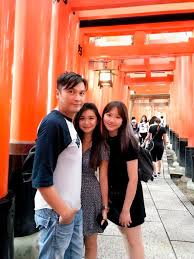 關禮傑有兩兄一姊，從小成長於基督教家庭 ，父親和舅父皆是牧師 （父親曾是消防員 ）。 他早年就讀至少兩所中學，其中一所入讀的是太古城 聖約翰男女英文書院，與藝人尹天照為高中同學 。 中學畢業後於中環工作 ，再被星探發掘透過拍攝廣告入行 ，出身於1981年無綫電視第11期藝員. Eddie Kwan é—œç¦®å‚' Eddie Kwan é—œç¦®å‚'added A New Photo