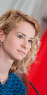 Belle brooks @bellebrooksxo looking at her bent over in