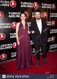 Kenan doğulu kimdir, nasıl ünlü oldu? Sonya Macari Und Kenan Dogulu Kobe Bryant Und Turkish Airlines Red Carpet Feier Fur Den Start Des Neuen Dienstes Aus La Stockfotografie Alamy