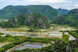 Kemasukan murid yang kebanyakannya dari sekolah berhampiran dan dari keluarga yang telah. Sudut Pandang Khao Daeng Gunung Pemandangan Alam Jarak Puncak Latar Belakang Melihat Hijau Asia Thailand Pikist