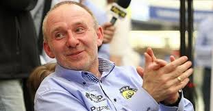 A może zacząć jeździć w prawo? Prezes Skorpionów nie przepada za owadami