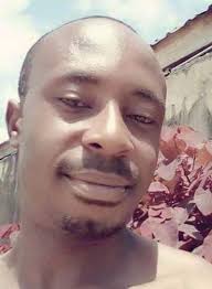 MEN ON SUIT & MEN IN SUIT. Which one is correct?😂😂