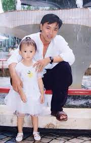 Tuy nhiên, cô gái này từng là thần tượng của giới trẻ sau những xuất phát điểm là một diễn viên, từ khi còn rất nhỏ angela phương trinh đã có cơ hội góp mặt trong nhiều dự án phim truyền hình. Angela PhÆ°Æ¡ng Trinh Khoe áº£nh Ngay Be Khan Giáº£ Báº¥t Ngá» Vá»›i Dung Máº¡o Cá»§a Bá»' Ruá»™t