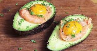 Recette Avocats Farcis Au Saumon Et Oeufs Avocat Farci Recette Avocat Avocat Saumon