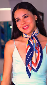 Abuela metiche llegó en el peor momento y descubrió un secreto que jamás  debió saber