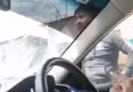 Ketua polis daerah muar, asisten komisioner zaharudin rasip, berkata kejadian itu berlaku berhampiran sebuah persimpangan lampu isyarat, kira. Lelaki Berang Pecah Cermin Kereta Wanita Guna Helmet Semasa Cari Infonet